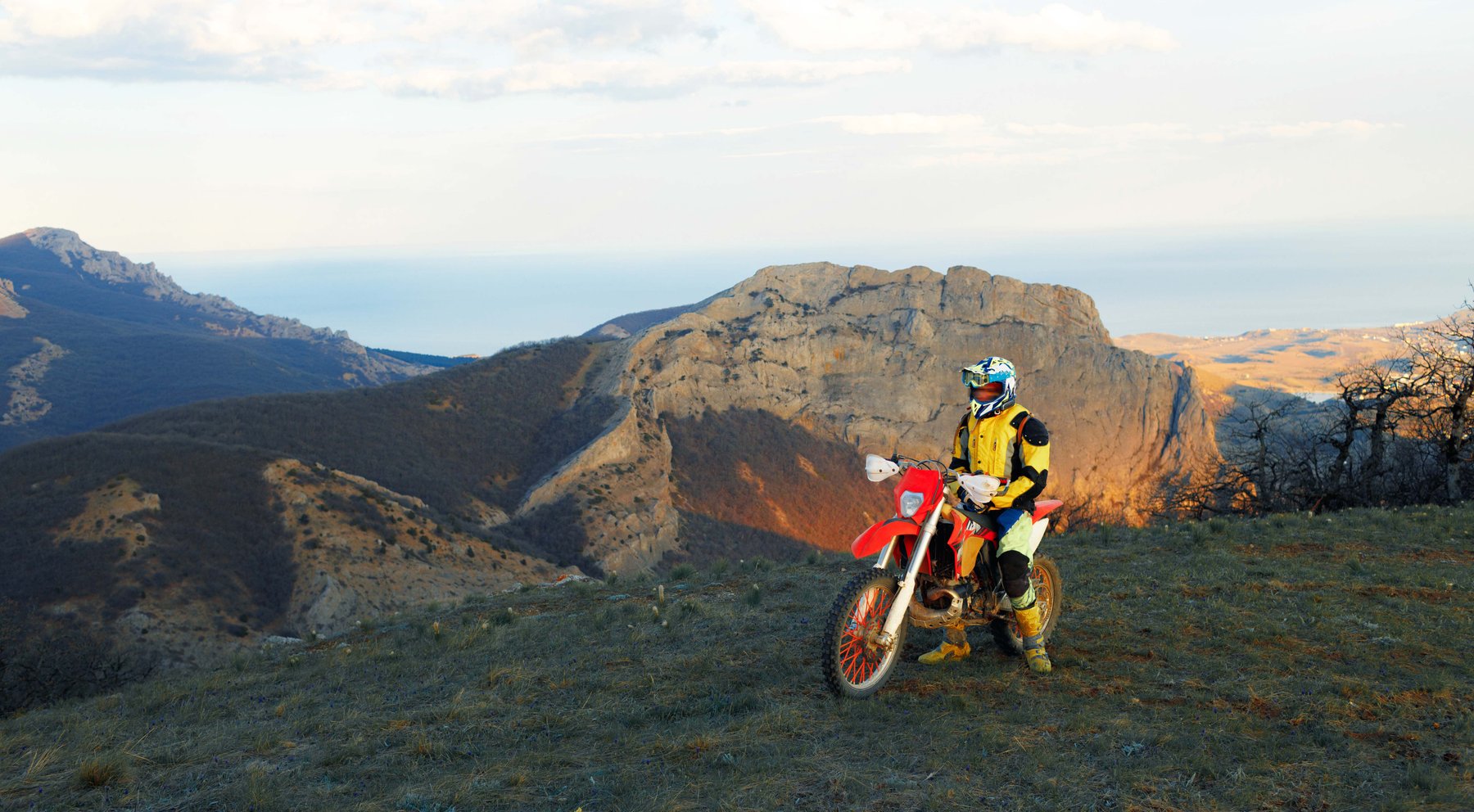 /images/product/product_section/655b1ea46f1a5_man-sport-equipment-riding-motorcross-bike-mountains.jpg