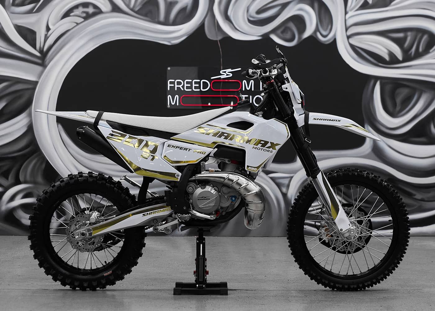 Expert Pro 300 2T Husq Edition